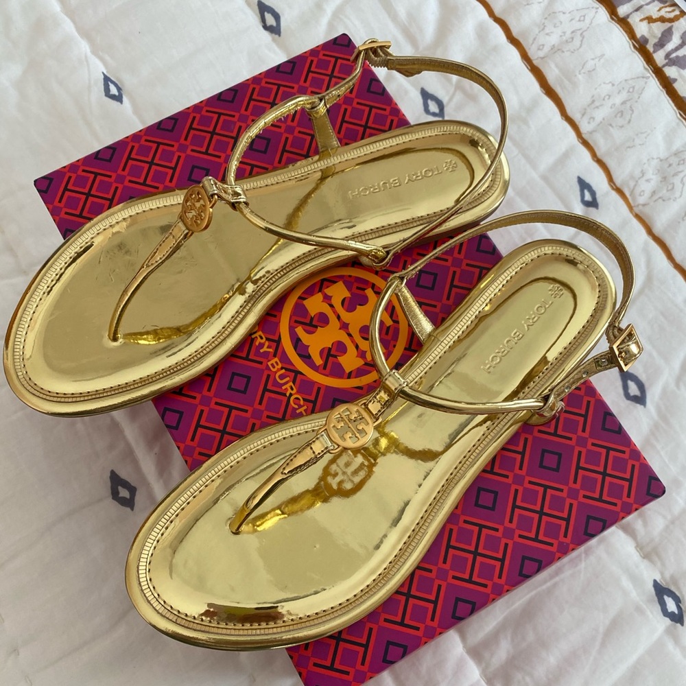 🔥🔥🔥 TORY BURCH Emmy Sandals in gold.